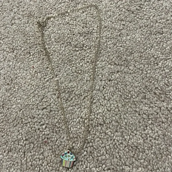 A beautiful cupcake necklace with the cupcake shaped box - Picture 3 of 5